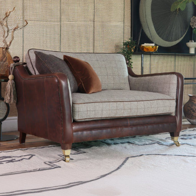 Canapé Balmoral Snuggler en tissu Austin Graine de Cumin et Munro Carreaux avec garniture cuir