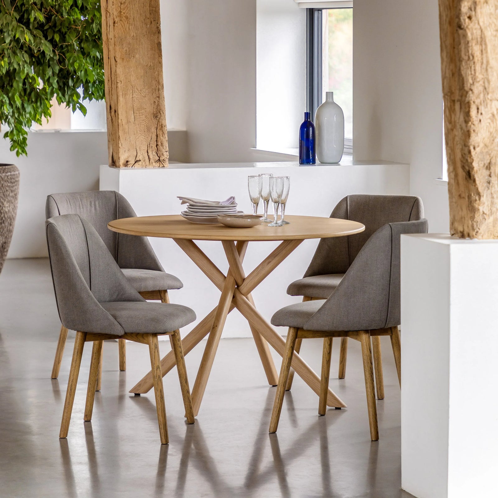 Table à Manger Korsa – Design Moderne et Base Sculpturale en Bois Naturel