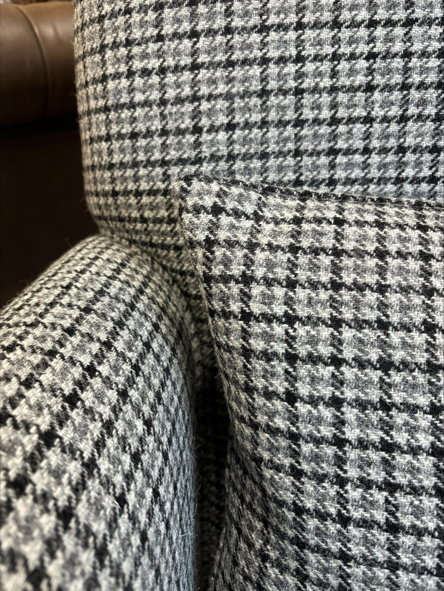 Chaise Bowmore en Harris Tweed authentique motif Ébène Houndstooth - 5