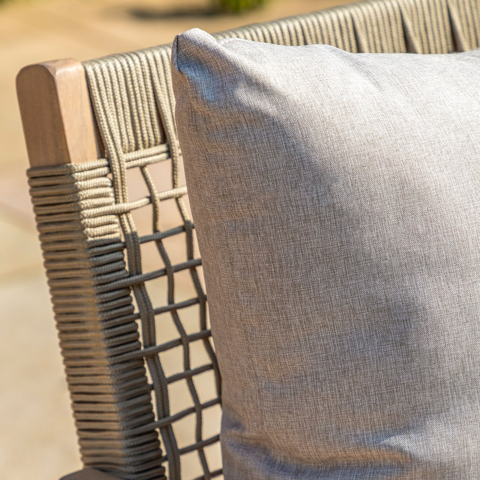Salon de jardin élégant Gallery Garden Marina avec table et coussins gris - 3