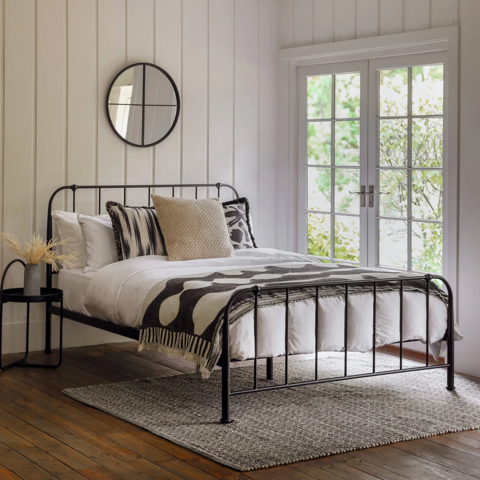 Lit double Loughton en fer forgé noir design victorien