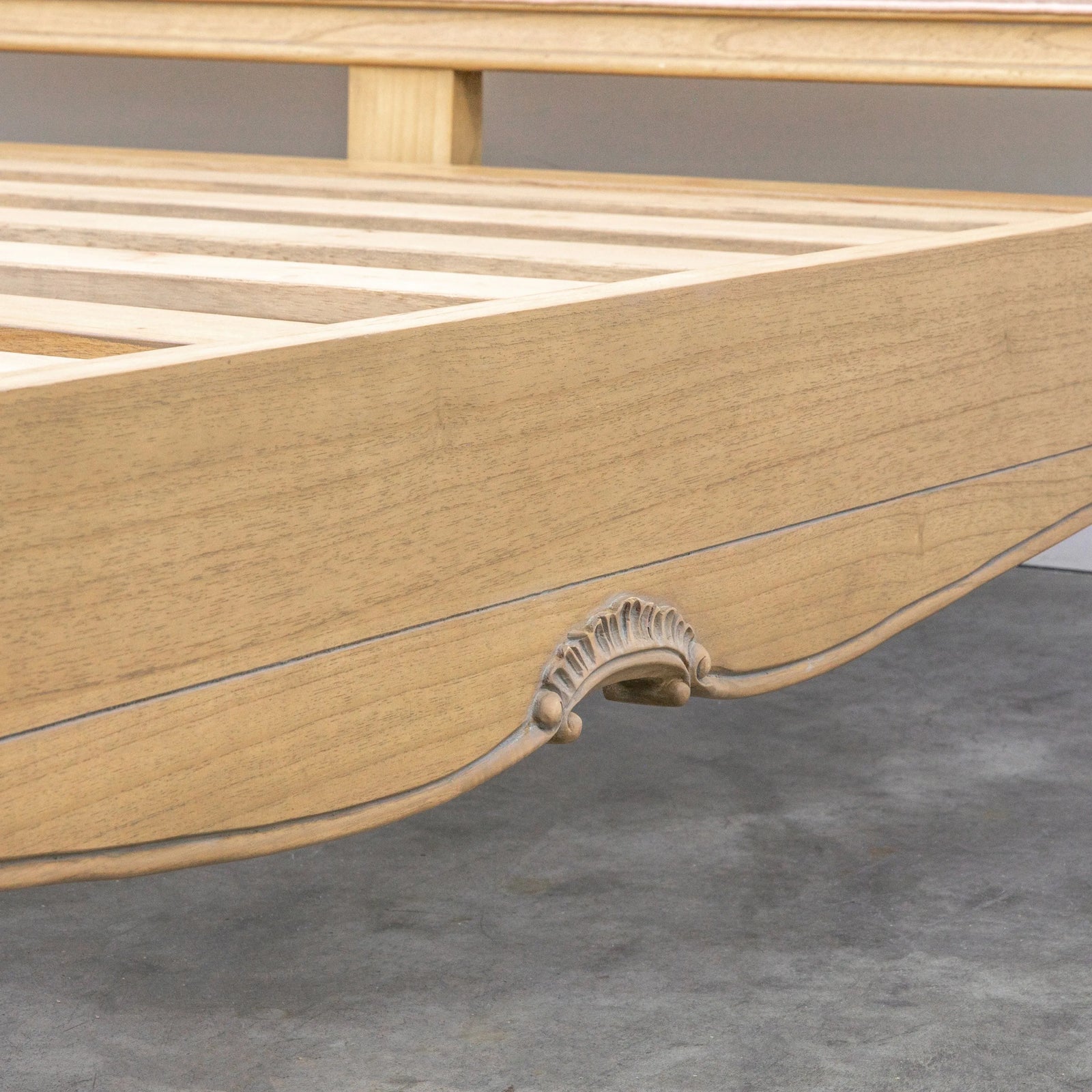 Chic Weathered Super King Linen Upholstered Bed - 4